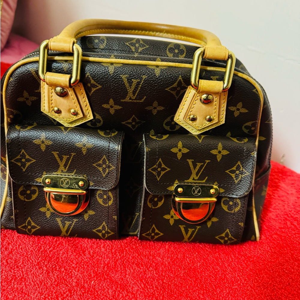 Louies Vuitton purse, clean and beautiful